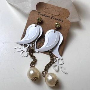 Fashion Jewelry White and Gold Dangle Earrings Pearl